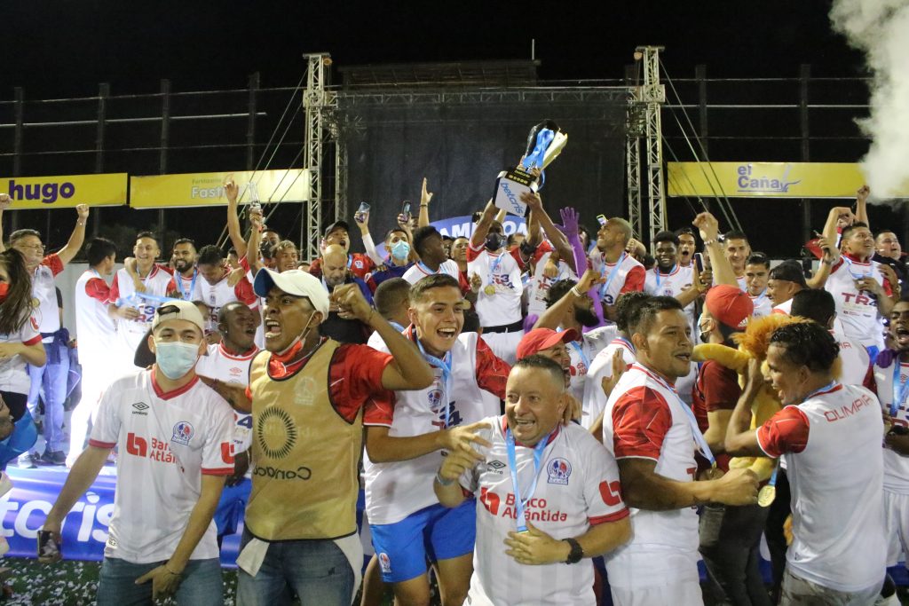 Club Olimpia Deportivo levanta la Copa Betcris de campeón del Apertura 2021