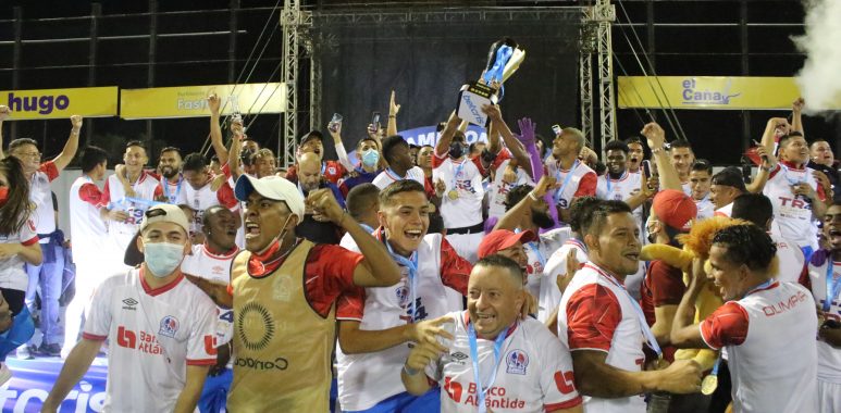 Club Olimpia Deportivo levanta la Copa Betcris de campeón del Apertura 2021