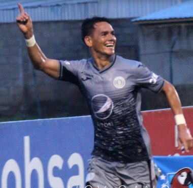 El FC Motagua vence al Victoria en la última jugada del juego y sigue líder