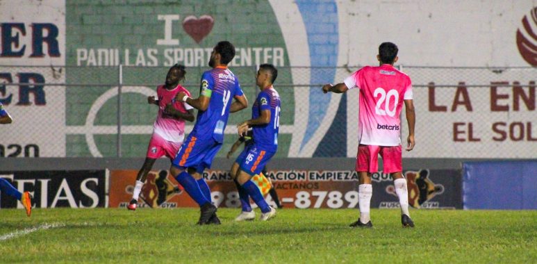Honduras de El Progreso y Lobos UPN empatan en gran juego en el 'Micheletti'
