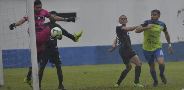 Olancho FC se lleva triunfo en el tiempo agregado ante el 'Honduras'