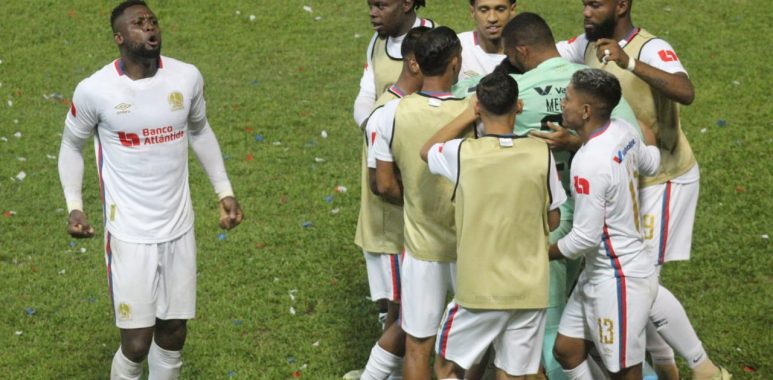 Olimpia gana al FC Motagua y le quita la cima del Apertura 2022