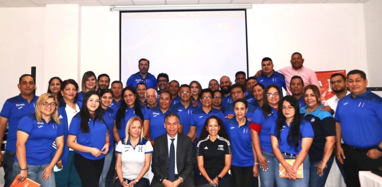 Equipos de la Liga Betcris reciben Seminario FIFA para gestoras y administradoras de fútbol femenino