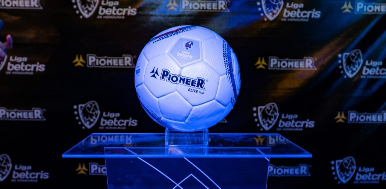 Liga Betcris de Honduras presenta su nuevo balón para el Clausura