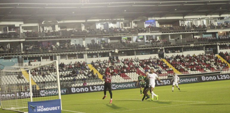 Edrick Menjívar hace de delantero y anota para que Olimpia empate en la agonía del juego a un gran Juticalpa
