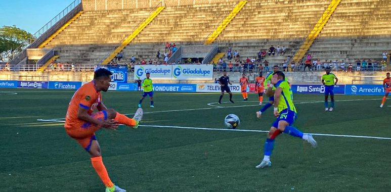Lobos UPN y Potros de Olancho F.C. se reparten los puntos en el estadio Emilio Williams