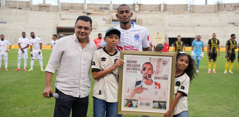 Jerry Bengtson recibe reconocimiento de Liga Hondubet tras convertirse en máximo goleador de las historia de la Liga