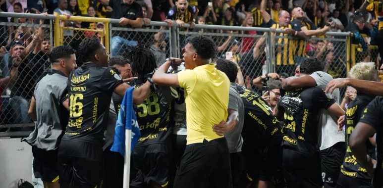 Real España es el primer finalista tras remontarle la serie al campeón Motagua en el "Morazán"