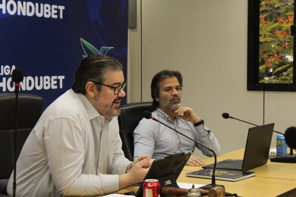 El secretario general y el comisionado dirigieron la reunión con los encargados de los juegos ligueros.