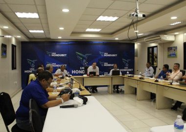 Liga Hondubet realiza reunión con los Comisarios previo al inicio de la Temporada 2025-2026