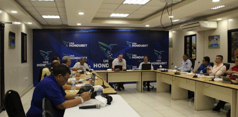Liga Hondubet realiza reunión con los Comisarios previo al inicio de la Temporada 2025-2026