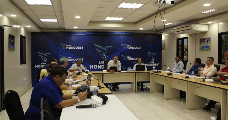 Liga Hondubet realiza reunión con los Comisarios previo al inicio de la Temporada 2025-2026