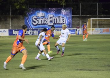 Lobos y Tiburones terminan en empate tras intenso juego en el sur del país