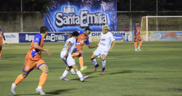 Lobos y Tiburones terminan en empate tras intenso juego en el sur del país
